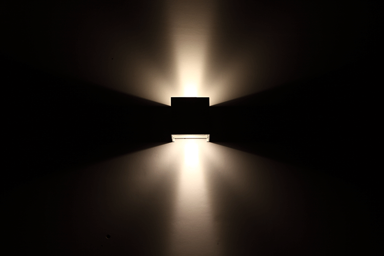 Qube DAG NACHT SENSOR Wandlamp LED 6Watt ZWART 230Volt IP65  schemersensor